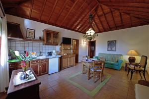 uma cozinha e sala de estar com uma mesa e um sofá em Villa Mary em Tazacorte