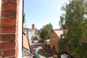 Blick auf eine Stadtstraße von einem Gebäude in der Unterkunft Blue Doors Hostel Altstadt in Rostock