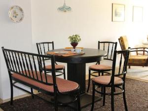 ヴァッサーブルクにあるHaus Amannのダイニングルームテーブル(椅子、植物付きテーブル付)