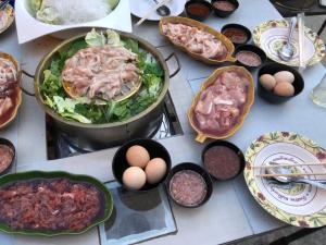 einen Tisch mit Schalen mit Essen und Eiern in der Unterkunft Baan Suan Resort2345 in Ban Nong Waeng