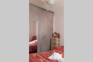 una camera da letto con un letto rosso e un comò di Port Vauban appartement F3 refait à neuf a Antibes Altre 33 foto