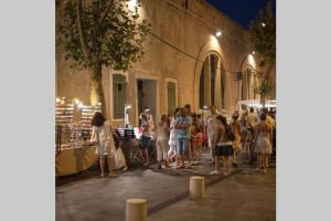 una folla di persone in piedi per strada di notte di Port Vauban appartement F3 refait à neuf a Antibes