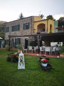 un edificio con un patio con mesas y sillas en Villa Govi, en Diano Castello
