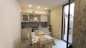 A kitchen or kitchenette at i 2 Capitani