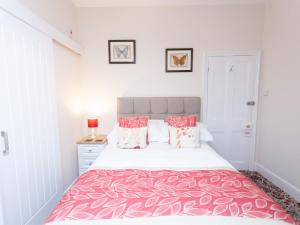 a bed room with a white bedspread and pillows at The Ravenswood B&B in Torquay