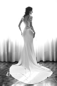 Una donna con un abito da sposa in piedi in una stanza di Locanda La Posta a Cavour