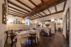 un ristorante con tavoli e sedie in una stanza di Locanda La Posta a Cavour