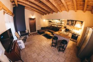 eine Küche und ein Wohnzimmer mit Luftblick in der Unterkunft Villa Ivana in Mostar