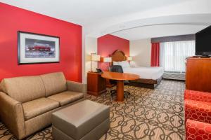 北普拉特的住宿－北普拉特拉金塔旅館及套房，酒店客房配有一张床、一张沙发和一张书桌。