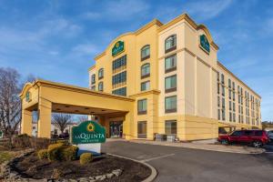 ガーデンシティにあるLa Quinta by Wyndham Garden Cityの目の前の黄色い建物