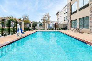 A piscina localizada em La Quinta by Wyndham Tyler - University Area ou nos arredores