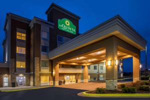 a hotel with a sign that reads holiday inn at La Quinta by Wyndham Rochester Mayo Clinic Area South in Rochester