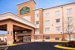 una vista frontale di un hotel di La Quinta by Wyndham Rochester Mayo Clinic Area South a Rochester