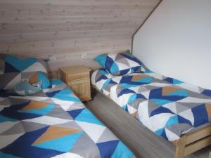 1 dormitorio con 2 camas individuales y pared en Morskie Zacisze, en Łeba