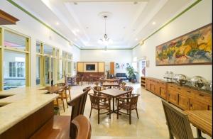 ジョグジャカルタにあるル クラサック ブティック ホテルのテーブルと椅子が備わるレストラン