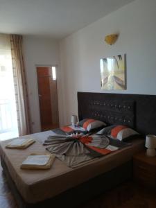 Un dormitorio con una cama grande con una manta. en Guest House Stenli en Primorsko