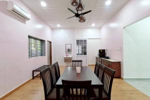 a dining room with a table and chairs and a ceiling fan at Stay Inn Sikamat (Seremban Homestay) in Seremban