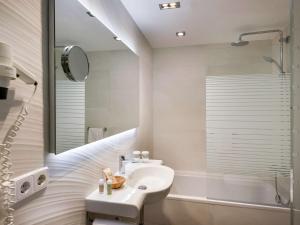 A bathroom at Ibis Styles Figueres Ronda