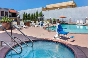 Swimming pool sa o malapit sa Comfort Inn Near Old Town Pasadena in Eagle Rock