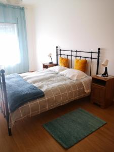 エリセイラにあるCasa de Praia -のベッドルーム1室(ベッド1台、緑のラグ付)