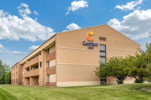 un edificio con una señal de cambazon en el costado. en Comfort Inn Lansing, en Lansing