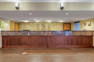 een grote lobby met een grote houten bar bij Comfort Inn in Lansing