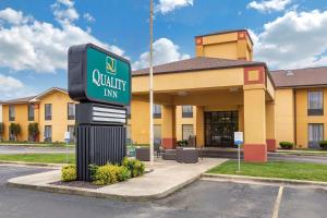 un edificio con un cartel de Walmart delante de él en Quality Inn St Robert - Ft Leonard Wood en Saint Robert