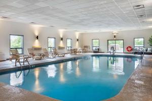 Piscina a Quality Inn St Robert - Ft Leonard Wood o a prop