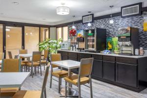 a restaurant with tables and chairs and a counter at Quality Inn St Robert - Ft Leonard Wood in Saint Robert