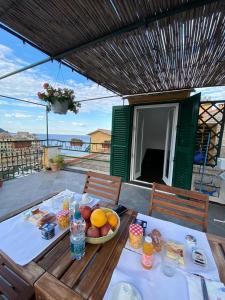 卡莫利的住宿－La mansarda sul Porto，一张木桌,上面放着一碗水果