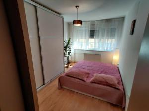 a bedroom with a large pink bed and a window at Lucky Home Timisoara 1 in Timişoara