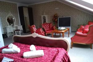 - une chambre avec un mobilier rouge, des chaises rouges et un lit dans l'établissement Restaurant and Pension Stenly, à Spišský Štvrtok