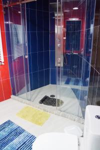 a bathroom with a shower with a glass door at Casinha das Bonecas - Casa com Piscina Privada in Aveiro