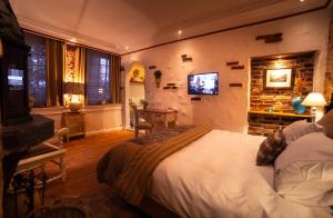 Telewizja i/lub zestaw kina domowego w obiekcie Paul's Fantasia Boutique Suites