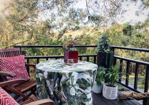 una mesa con un mantel en una cubierta en L'auberge Country Hideaway, en Port Elizabeth