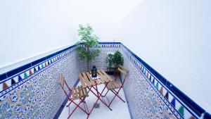 Ein Balkon oder eine Terrasse in der Unterkunft RentalSevilla Elegante y luminoso apartamento en Triana