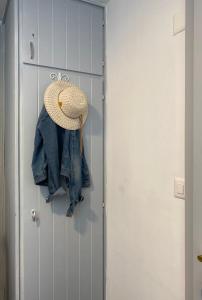 una habitación con un perchero de jeans vaqueros y un sombrero en Studio Lac Noir en Chandolin
