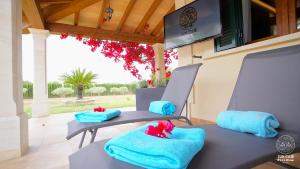 un patio con mesa, sillas y toallas en Villa Sun Club home en Llucmajor