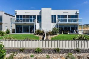 a house with a white fence in front of it at BENGALEE EXECUTIVE TOWNHOUSE- MODERN & STYLISH in Mount Gambier
