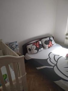 Nika Apartment في بلغراد: غرفة نوم بسرير وسرير أطفال