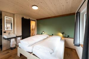 Postel nebo postele na pokoji v ubytování Lindenhof Ebnet