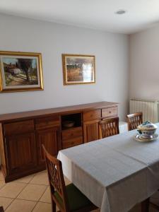 comedor con mesa y sillas en CASA DI ALFEO en Perugia