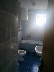Nika Apartment في بلغراد: حمام مع حوض ومرحاض ومغسلة