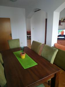 Nika Apartment في بلغراد: طاولة خشبية عليها منديل أخضر