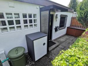 una puerta de entrada de una casa con un cubo de basura en Ferienhaus Lavendel für 1-4 Personen en Überlingen