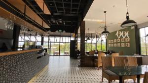 Restaurace v ubytování GREENHILLS RESORT Si Racha