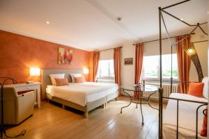 een slaapkamer met een bed en een glazen tafel bij Gourmet Hotel Zur Post in Saint-Vith