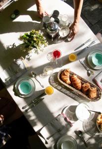 een tafel met eten en drinken erop bij Grange Bleuet in Aubeterre-sur-Dronne