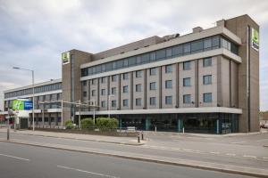 um grande edifício de escritórios em uma rua da cidade em Holiday Inn Express London Heathrow T5, an IHG Hotel em Slough