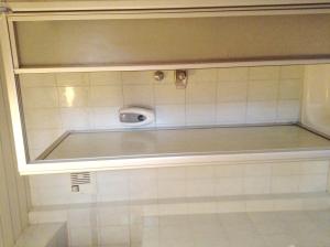 ein Badezimmer mit einem Waschbecken in einer gefliesten Wand in der Unterkunft Frühstückspension zur Post Reisinger KG St Oswald in Sankt Oswald bei Freistadt + 16 Fotos